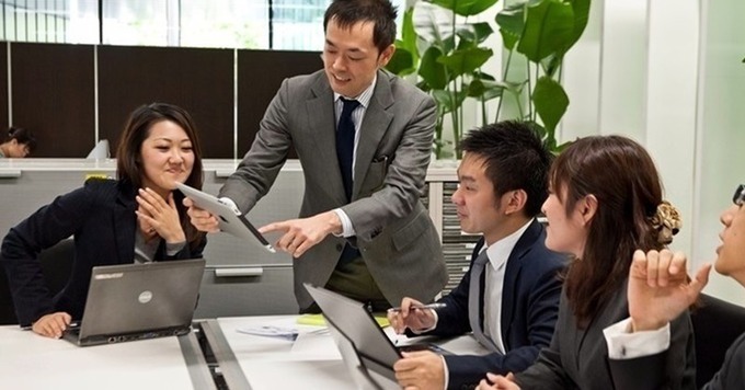 効率的な営業活動をサポートする【販促支援アシスタント】19時半にはほぼ全員退社/グループ売上230億円/京橋駅直結のオシャレなオフィス◆