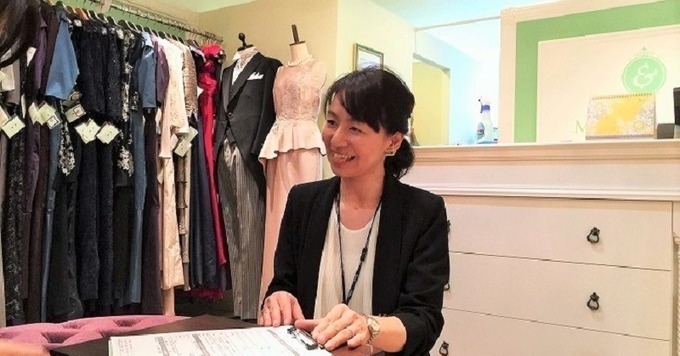 【時短社員募集(週3〜4勤務もOK!)働くママ活躍中】ホスピタリティ重視!一対一のカウンセリング型接客★新郎新婦のお母様たちを美しくサポートするフォーマル×ラグジュアリードレスのレンタル会社★