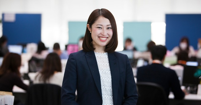 【新規事業の営業サポート】問い合わせ急増中の反社チェックサービス◎キャリアチェンジ歓迎◎年功序列なし/土日祝休み/私服勤務